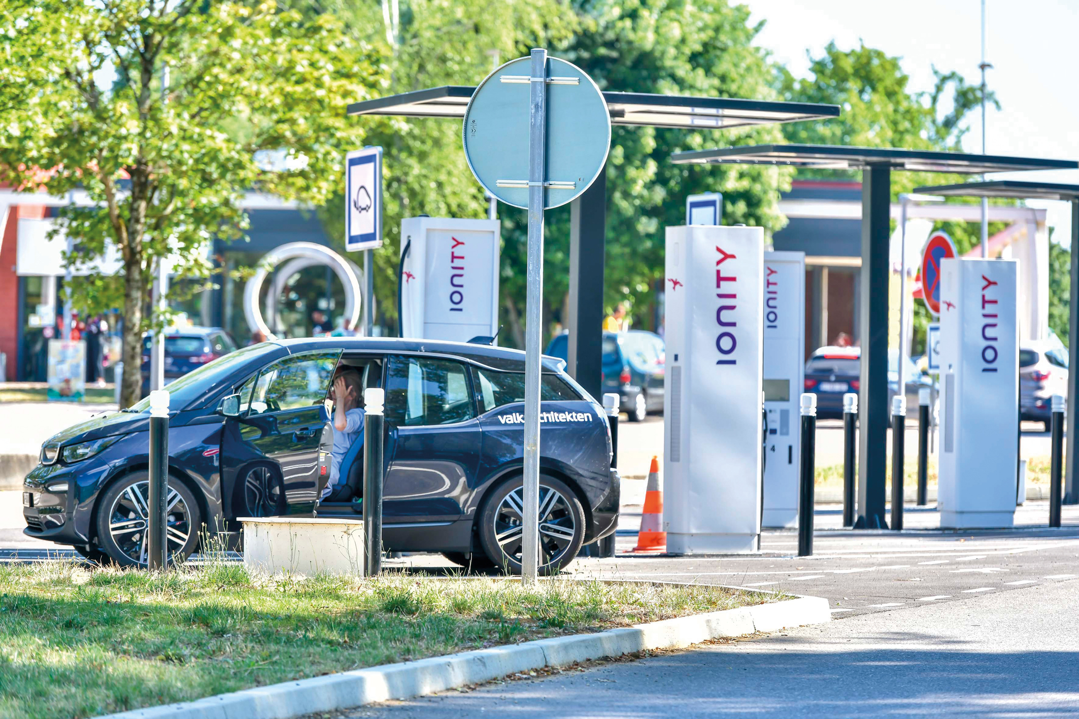 Une nouvelle station de recharge électrique inaugurée à Mâcon sur l'A6